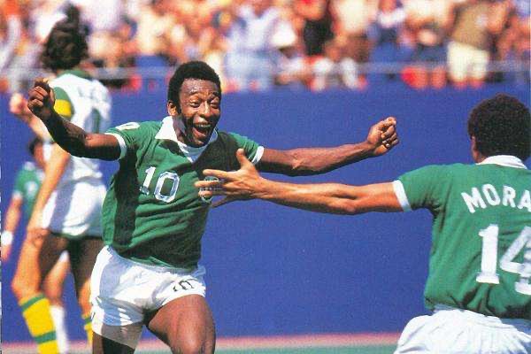 Há mais de quatro décadas, neste dia o Rei Pelé concluía sua influente carreira como um “revolucionário" do futebol nos Estados Unidos. Ele encerrou sua trajetória no Civic Stadium (hoje conhecido como Providence Park), um estádio de beisebol adaptado rapidamente, com capacidade para 27.400 espectadores, embora tenha atraído uma multidão de 35.548 fãs. Nessa ocasião, Pelé disputou seu último jogo oficial de futebol.
Na época, Pelé disse: "Desejo me aposentar como um campeão"… See more
@Pele