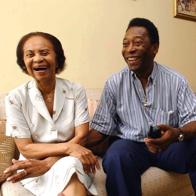 No dia de hoje, esperamos que voc&ecirc;s possam estar sorrindo assim, como a Dona Celeste ao lado do seu filho. A Pel&eacute; Foundation deseja um Feliz Dia das M&atilde;es para todos.
.
Today, we hope you can be smiling like this, like Dona Celeste next to her son. The Pel&eacute; Foundation wishes everyone a Happy Mother's Day.
  @Pele