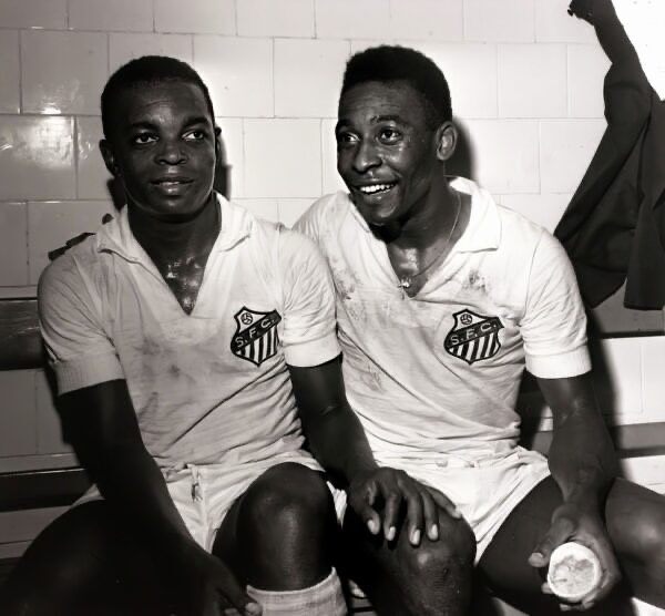 Hoje, o c&eacute;u recebe mais um &iacute;dolo lend&aacute;rio do @santosfc. Lima marcou seu nome na hist&oacute;ria do futebol brasileiro e foi um dos grandes amigos de Pel&eacute;. Bicampe&atilde;o mundial com o Santos em 1962 e 1963, viveu momentos inesquec&iacute;veis ao lado do Rei.

Al&eacute;m dos t&iacute;tulos mundiais, Lima conquistou o bicampeonato da Copa Conmebol Libertadores da Am&eacute;rica (1962 e 1963) e a Recopa Mundial de 1968. Tamb&eacute;m foi hexacampe&atilde;o brasileiro e heptacampe&atilde;o paulista, consolidando sua trajet&oacute;ria vitoriosa.
&hellip; See more
  @Pele