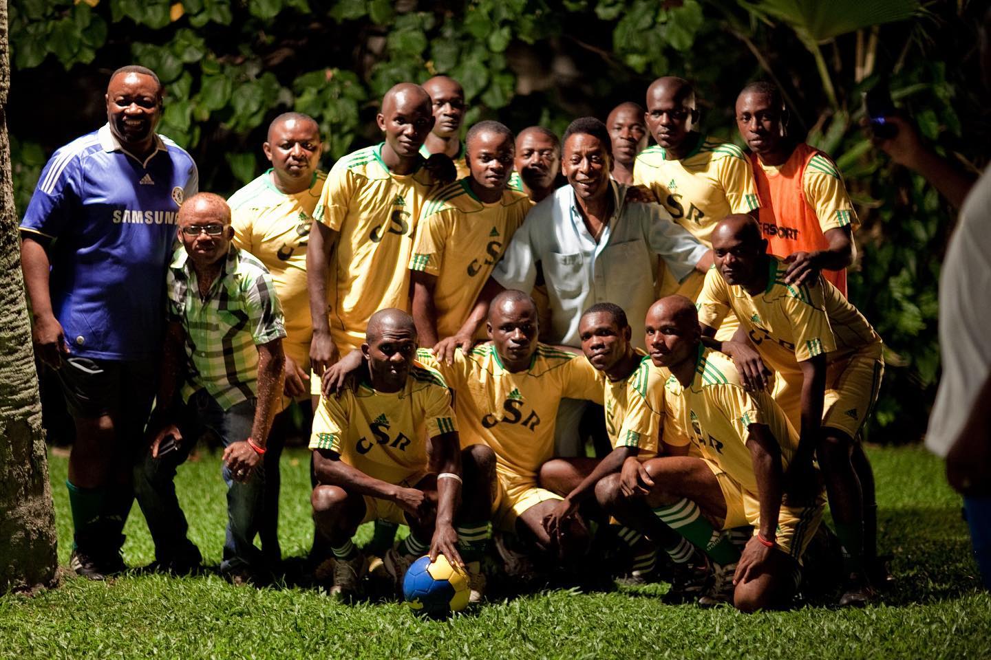 No Dia Mundial da África, compartilhamos com vocês essa foto do Rei Pelé em missão humanitária no Gabão. Uma das várias ações solidárias que solidificaram a criação da Pelé Foundation. Viva a África!
.
On World Africa Day, we share with you this photo of King Pelé on a humanitarian mission in Gabon. One of several solidarity actions that solidified the creation of the Pelé Foundation. Long live Africa!
@Pele