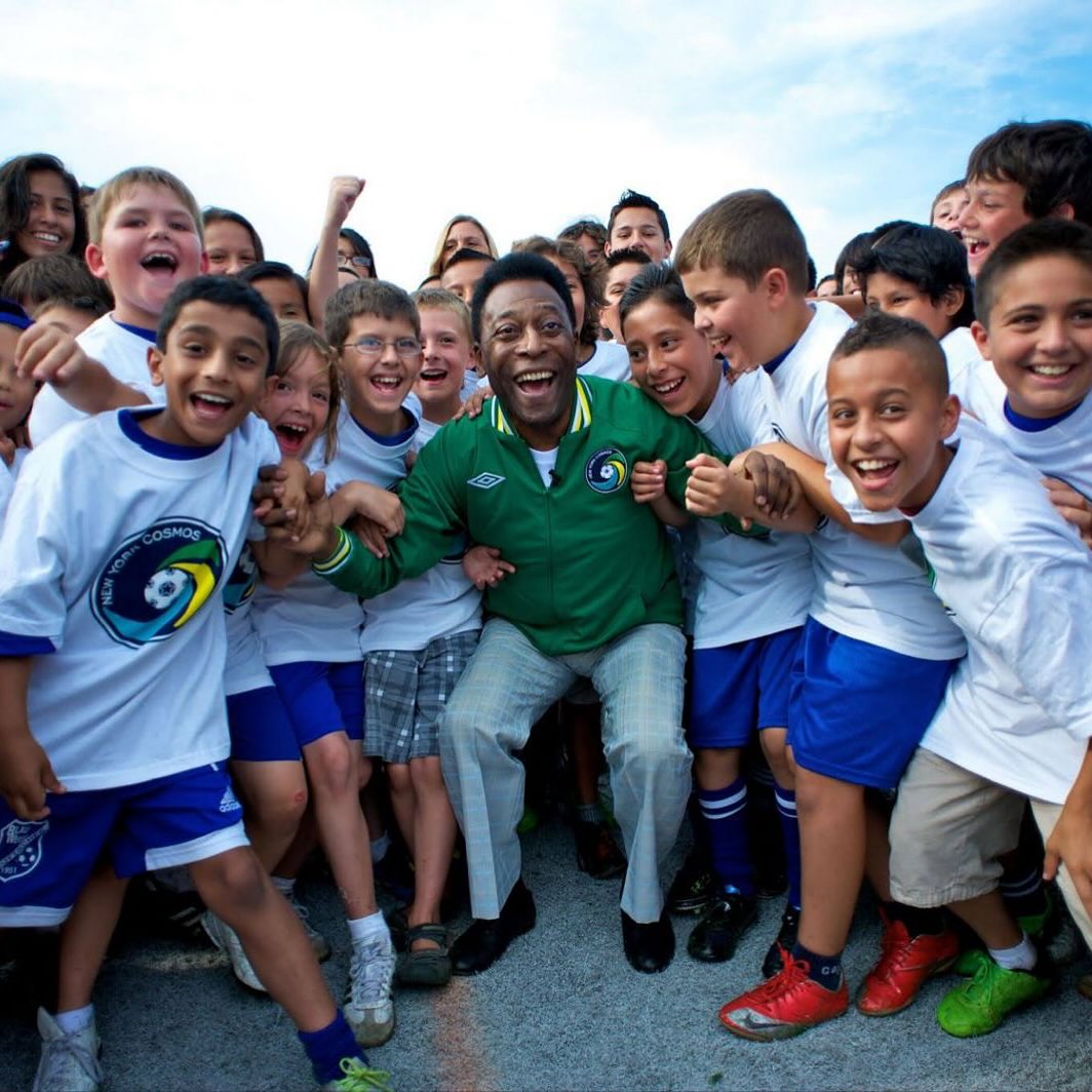 Digam &ldquo;xis&rdquo;! 

Que esse sorriso do Rei contagie o seu dia &mdash; e te lembre que a alegria &eacute; parte do jogo.
Pel&eacute; foi muito mais do que gols. Foi abra&ccedil;o, foi inspira&ccedil;&atilde;o, foi inf&acirc;ncia feliz.
.
Say &ldquo;cheese&rdquo;! 

May this smile from the King brighten your day &mdash; and remind you that joy is part of the game.
Pel&eacute; was more than goals. He was warmth, inspiration, and childhood dreams come true.&hellip; See more
  @Pele