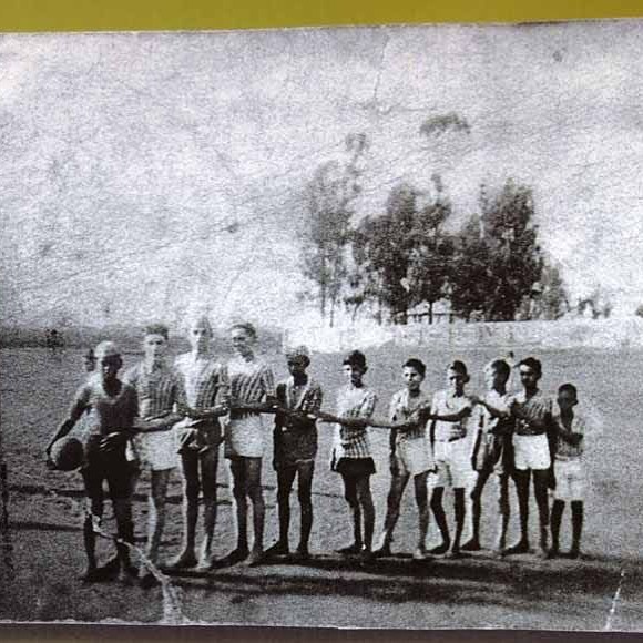 Nesta imagem, um garoto franzino, com olhar t&iacute;mido, posa ao lado dos amigos de time. O uniforme &eacute; simples, o campo &eacute; de terra batida. Mas ali j&aacute; morava um rei.

Este &eacute; o Cruzeirinho de Bauru, tamb&eacute;m conhecido como &ldquo;Baquinho&rdquo;, onde Pel&eacute; deu seus primeiros passos no futebol, jogando nas categorias de base do Bauru Atl&eacute;tico Clube. Antes do mundo conhec&ecirc;-lo como Pel&eacute;, Edson aprendia a driblar a vida em campos de bairro, com bola de meia e sonhos gigantes.

Olhe bem essa foto. Pel&hellip; See more
  @Pele