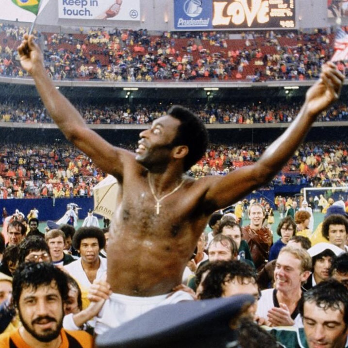 Neste dia, em 1977, o Rei disse: &ldquo;Love, Love and Love!&rdquo;.
Uma palavra sucinta, mas carregada de significado. Repetida tr&ecirc;s vezes porque o mundo inteiro precisava ouvir. E continua precisando, at&eacute; hoje.

Foi assim que ele se despediu do futebol em definitivo: com o mesmo amor com que entrou em campo pela primeira vez.

Um legado eterno, inesquec&iacute;vel e inestim&aacute;vel.

. &hellip; See more
  @Pele