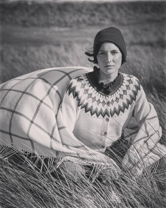 Les herbes hautes
Dans le soleil du matin
L’humeur saute
Dans ton regard bleu mutin
Prends-moi la main
J’embrasserai ta joue rose
Ouvre un chemin
Embrasse-moi si tu l’oses
Enivre-toi
Dans le soleil de l’été
Enivre-moi
De ta peau, de tes baisers
Les fleurs se couchent
Pour nous offrir un moiré
Quelle belle couche
Que ce tapis bigarré !
Que cherches-tu ?
A l’aube prend fin la rosée
L’amour s’est tu
Reste nos corps reposés
@cyrillusofficiel
@gabi_devitry
@liseannemarsal
@san_drinegarcia
#styledbyme #styledbyoliviaarnaud
@oliviaarnaud @liseannemarsal @gabi_devitry @san_drinegarcia @cyrillusofficiel
!Bretagne, France!
@oliviaarnaud