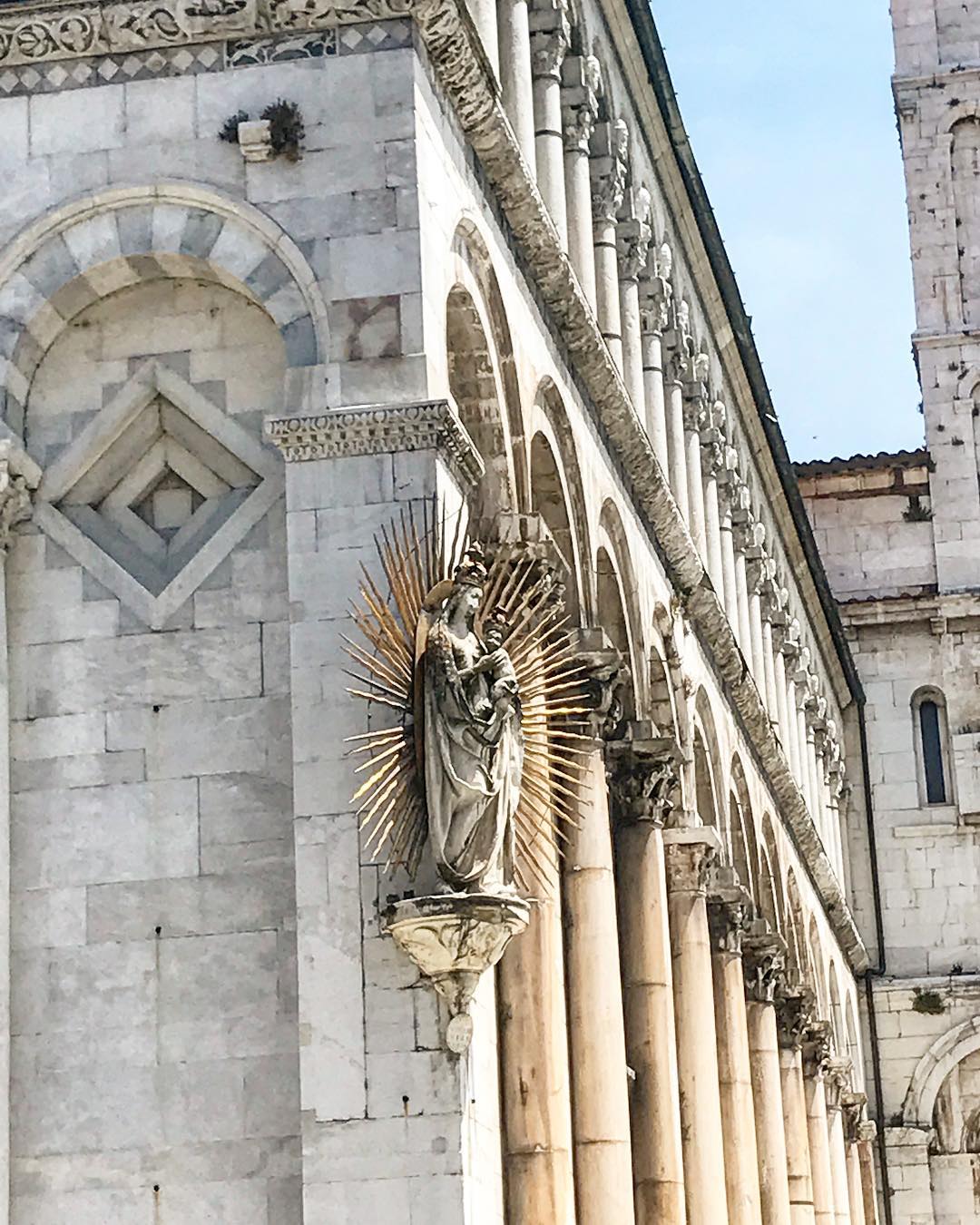 Madonna #finirenbeauté #raduno #muradilucca #sunday #sunnyday #lucca @oliviaarnaud