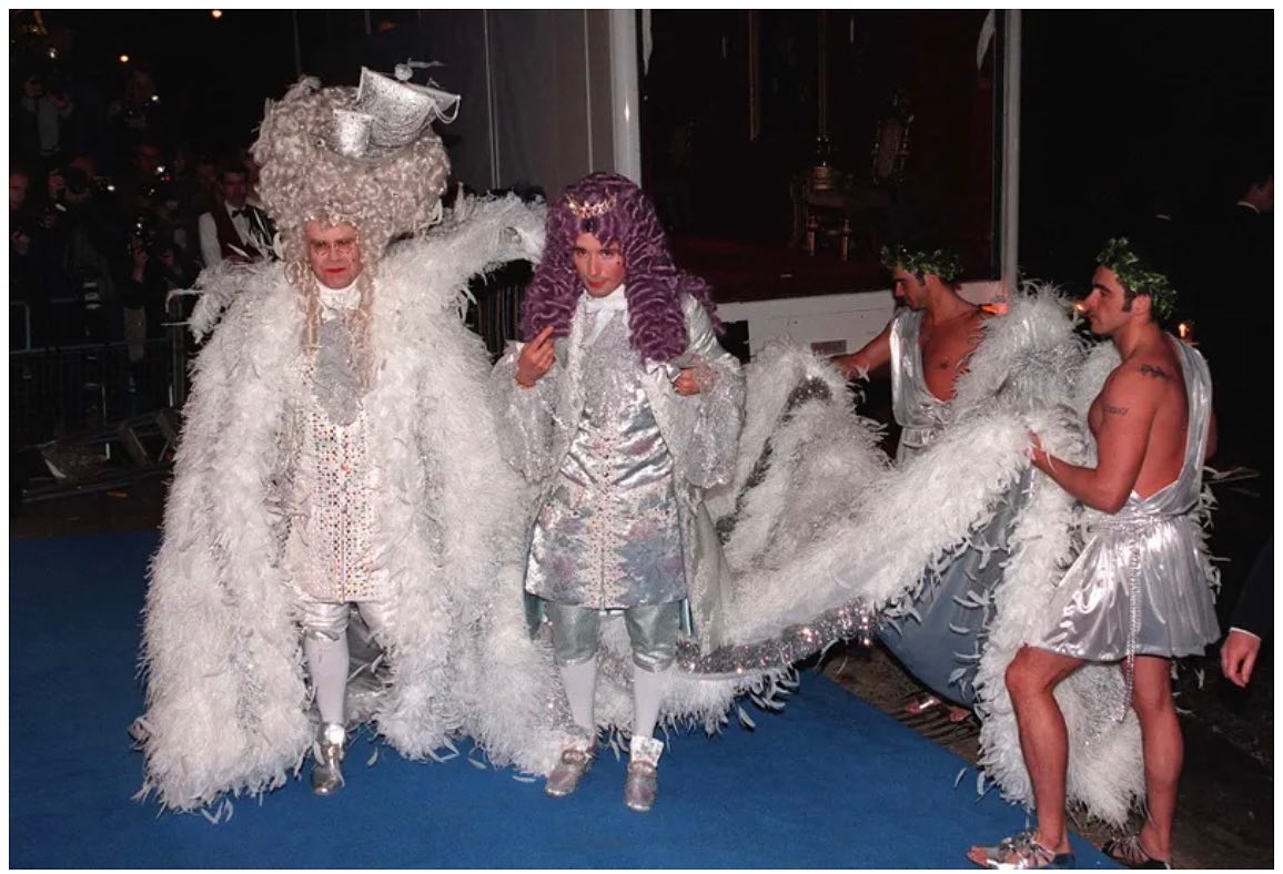 #letstheshowbegin
#cacestcouture
@alinacaraman @cami.arnaud
 @alinacaraman @cami.arnaud  @oliviaarnaud