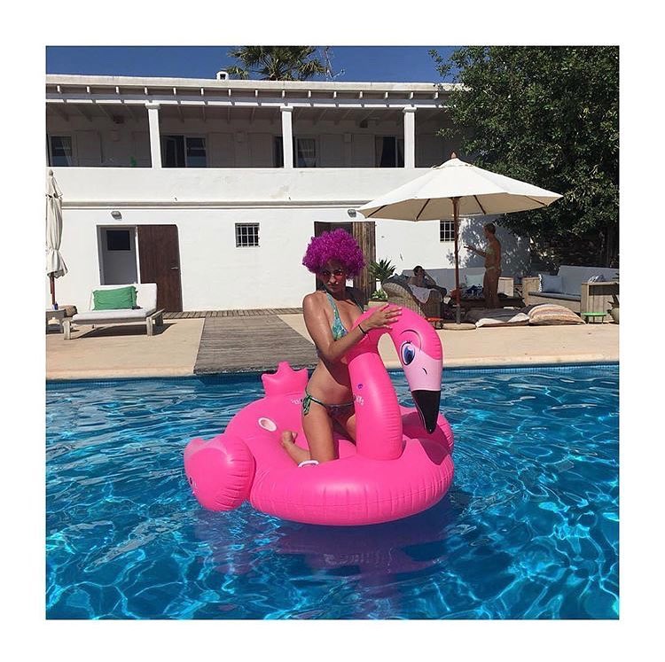 Neeeeeeed #tbt #needapool #ilfaittropchaudpourtravailler #thowback #camillouevjf #laislabonita @oliviaarnaud