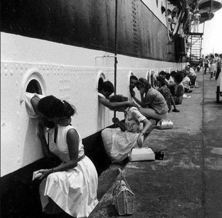 H u m e u R D u J o u R.
.
.
#abouttoday #via @retrofuck @oliviaarnaud