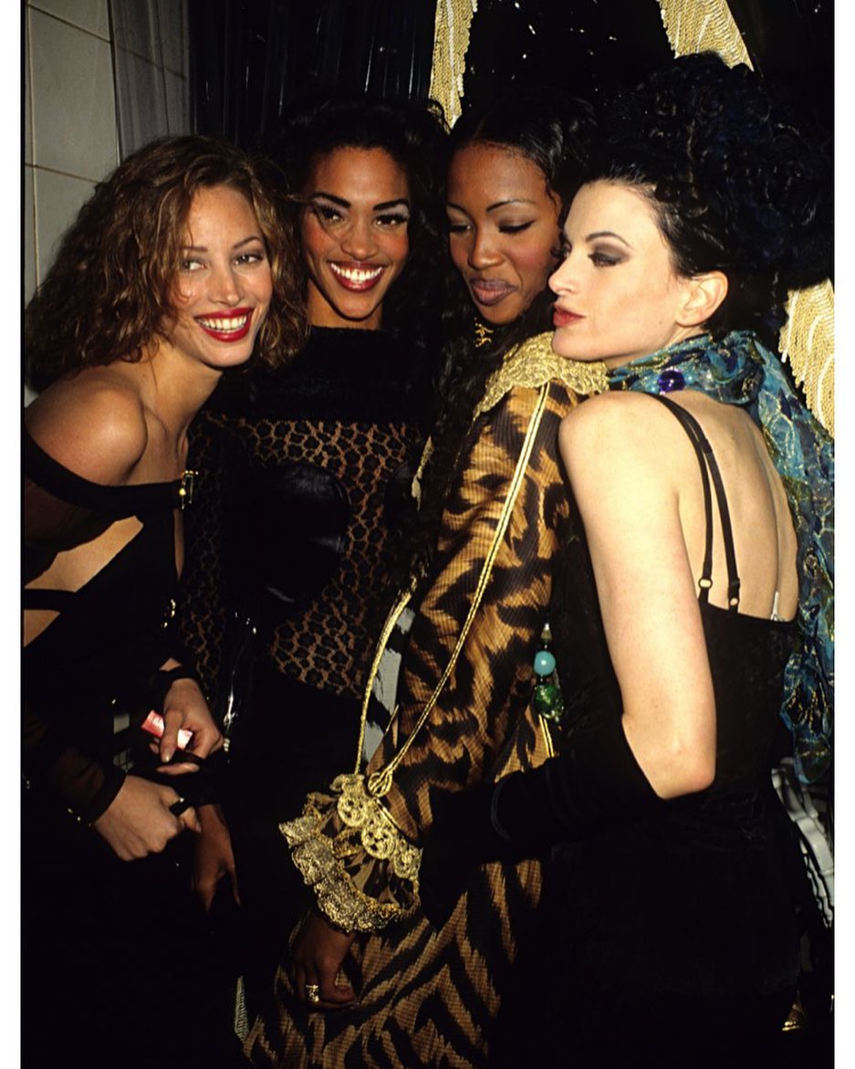 Les 4 Fantastiques
#missualready #lesamiscestlavie #les4fantastiques #aboutmonday #rg #90s #lesbaindouches @oliviaarnaud