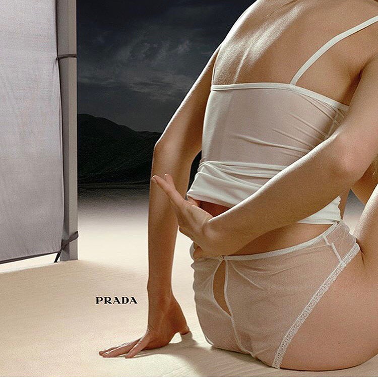 M o r n i n G R o u t i n E
.
.
.
#stretching #morningroutine #prada #pradaornada @oliviaarnaud