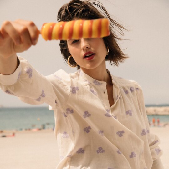 Notre incontournable blouse Anouk, ici déclinée dans le ravissant theme « Provence » :
un jacquard doux et texturé semé de petites fleurs mauves.
#beautissage #Suziewinkletopautop
Photo @charlotte_lapalus @olicoool @emilie__green @justine_bourget @messsenoire @charlotte_lapalus @olicoool