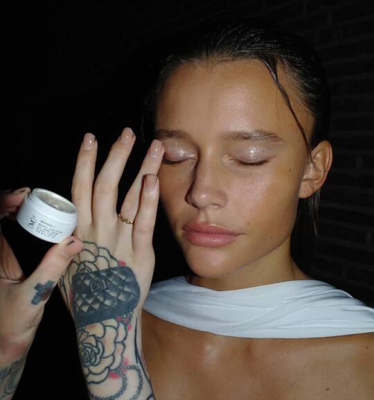 Key makeup for @forza.collective SS25 using @officialmanasi7
Hair by @madsstig
Photo by @trinekihlrasmussen
Thanks to my team:
@ainat_03
@annekathrinehounisen
@trinekihlrasmussen
@christinnahojholt
@mariaprien_
@sille_wenzel
@killjoynails  @olicoool