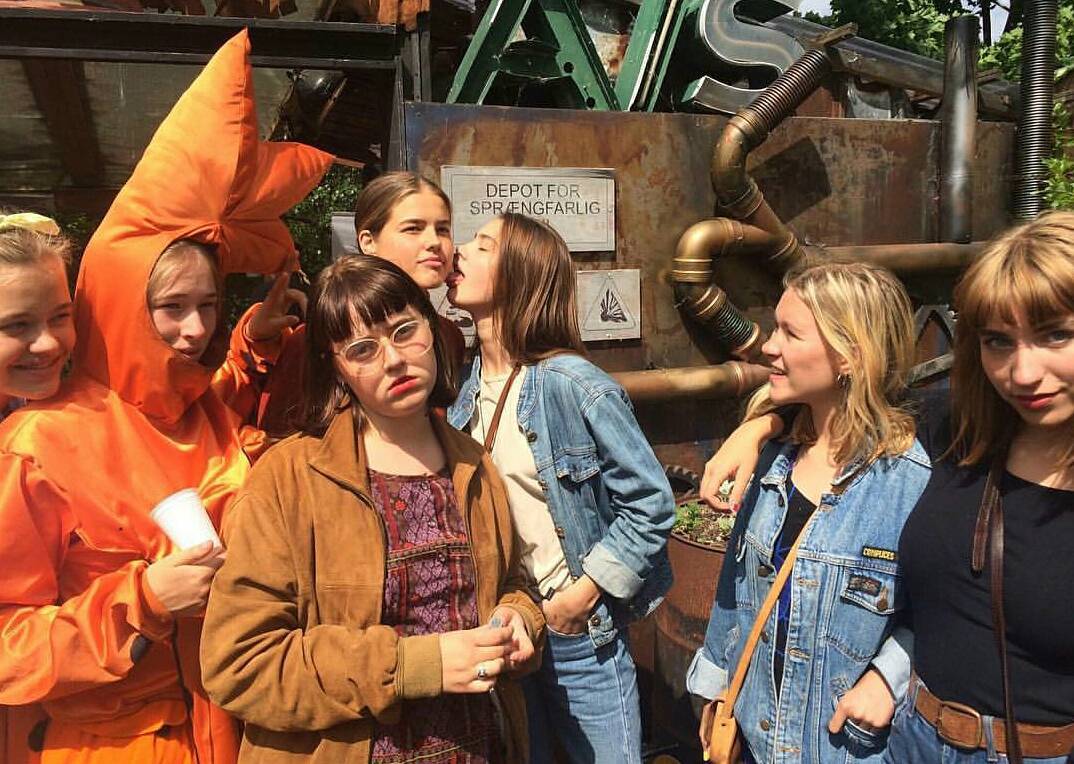 To vandmænd og nogle andre, der hygger sig på leftside Festival @olicoool