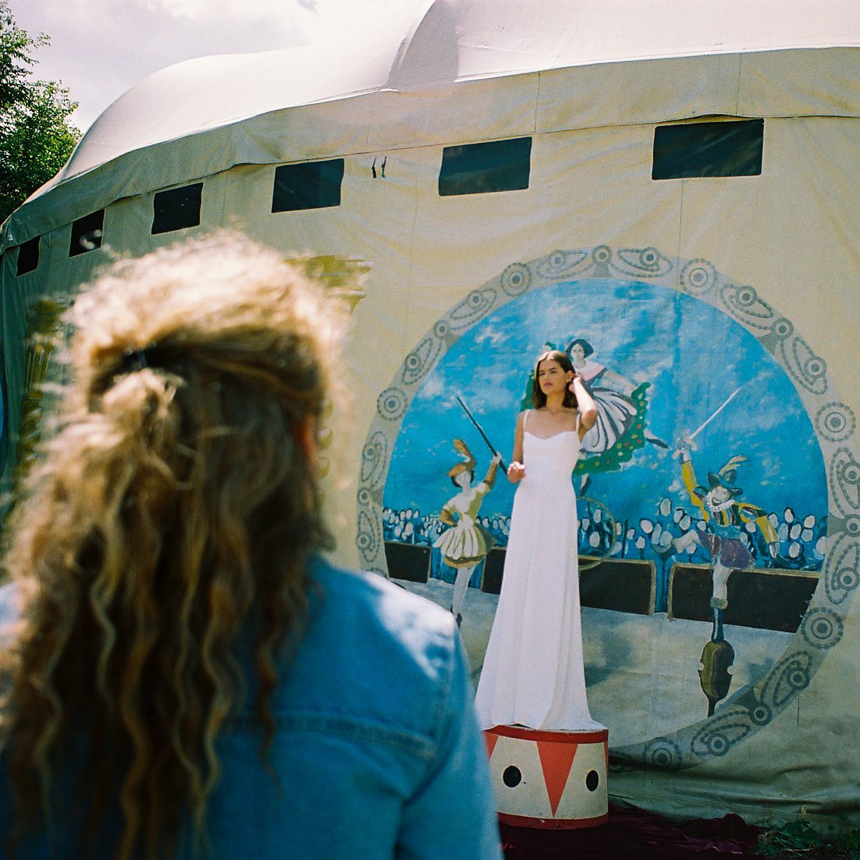 Backstage 📸.

📸 @timcourau

.

#margauxtardits #margauxtarditsparis #wedding #weddingdress #frenchwedding #creation #couture #atelier #paris #new #collection #newcollection @olicoool  @olicoool