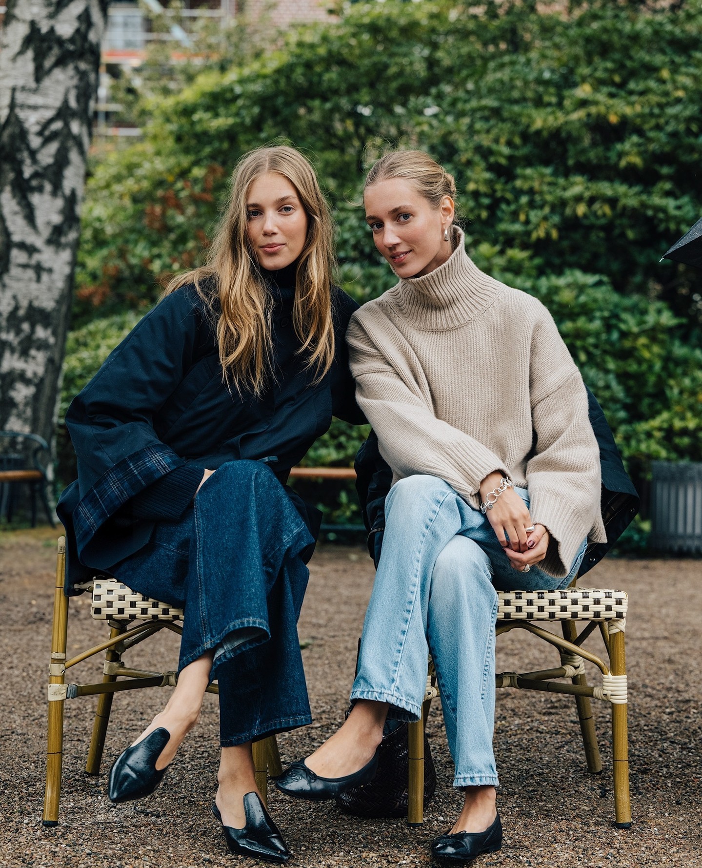 På tredjedagen af modeugen havde gæsterne efterhånden vænnet sig til de svingende vejrforhold, og troppede endnu engang op i smukke, inspirerende outfits 🖤⁠
⁠
Find det fulde galleri via link in bio. ⁠
⁠
📸 @thelocals  @olicoool