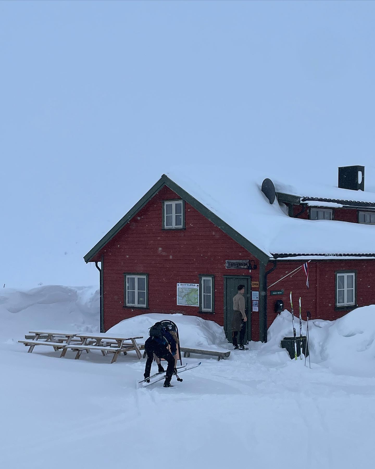 I har muuuuuuligvis fornemmet det gennem en story (or two) fra sidste uge, men jeg har jo været på skiferie, så det var bare hvis ikke alle havde opfanget den, så ville jeg lige sikre mig at alle gjorde...👍

Kan også fortælle kort om sidste dag, nåede aldrig at få postet de Stories, var ellers ret eventfuld en dag, men kort recap, det sneede og blæste, i mit hoved meget, reelt set lidt, men vi skulle self stadig ud på den sidste langrendstur… vi blev overhalet 3 gange af den samme mand.. Hvordan det? Godt spørgsmål.. men vi kom ud til en hytte, og fik pandekager med Rønne, SÅ lækkert, mums.
Okay, så skete der faktisk ikke vildt meget andet end at vi skulle aflevere ski, jeg fik sagt et dejligt akavet farvel til skiudlejeren, som jeg lowkey havde crushet lidt på i løbet af ugen, as you do… kunne passende sidde på bagsædet på turen til færgen og pretend to be In a musikvideo mens jeg kiggede ud på det norske fjell, as you do.. indtil vi så ramte færgen, og den rammer bølgerne, og jeg rammer væggen. Føj en tur, fik slet ikke udlevet alle mine færgeplaner med casino og shopping 🥲

Meeen, Så fik i alligevel en afslutning på turen, uden og skulle spørge, er det ikke dejligt?

(Bare til en anden gang, stories, kan vi lide dem, eller er vi måske egentlig liiiiidt ligeglade??)

!Geilosiden!  @olicoool