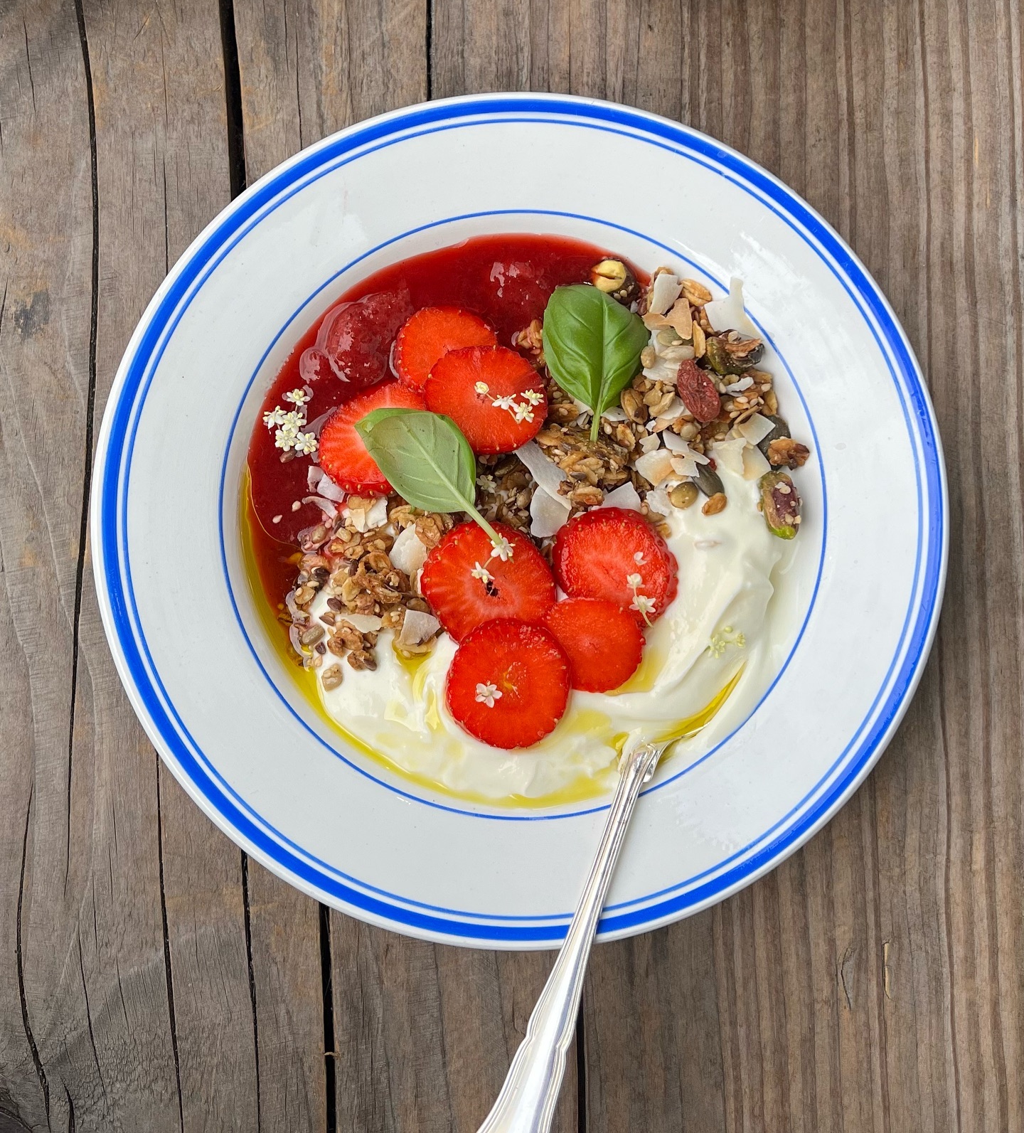 🍓🍓🍓🍓🍓 9/6 🍓🍓🍓🍓🍓
Lidt forsinket appreciation, men betvivl ikke! Søndag d. 9/6 blev lige præcis den sommeråbning, vi havde drømt om. Venner og bekendte såvel som en stribe nye ansigter - det lille bageri var fyldt med en god blanding af det hele. Tak for jer ♥️Og aldrig er der blevet spist så meget yogurt. Danske jordbær er vidst noget, vi alle er enige om at holde af 🍓🍓 Vores to hjælpere gjorde sig positivt bemærkede, både af os såvel som jer, i en sådan grad, at vi låner dem igen næste gang d. 21/7. Vi ses 🥹🥹🥹  @olicoool