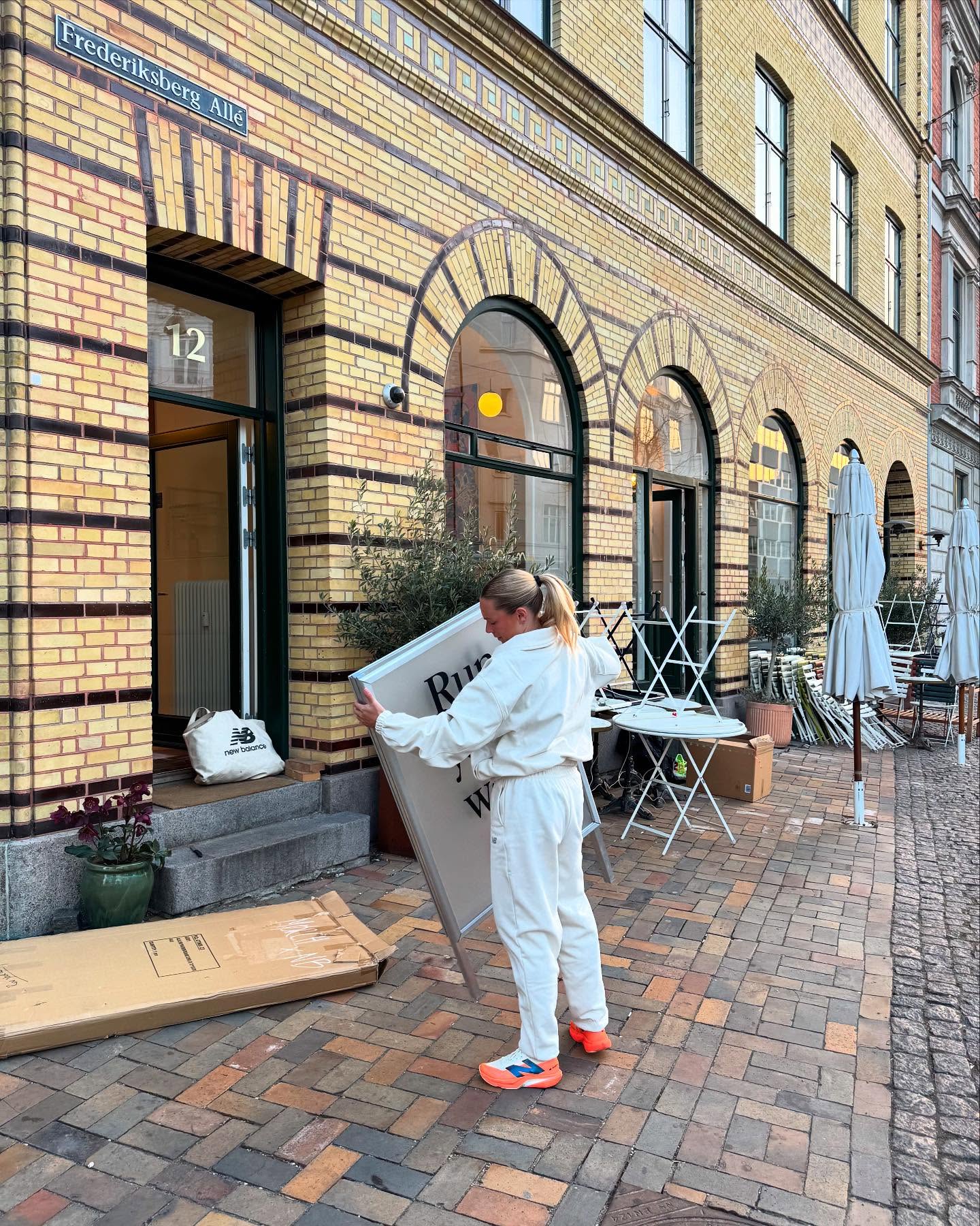 Wuhuu jeg er begyndt at arbejde for New Balance som catalyst❤️

I fredags afholdte jeg mit første event for NB - den dejligste morgen i solen med de skønneste mennesker🫶🥹

Har kæmpe optur og nu er der kun 5 uger til London Marathon - Lets goooo 😍

!Copenhagen!  @olicoool