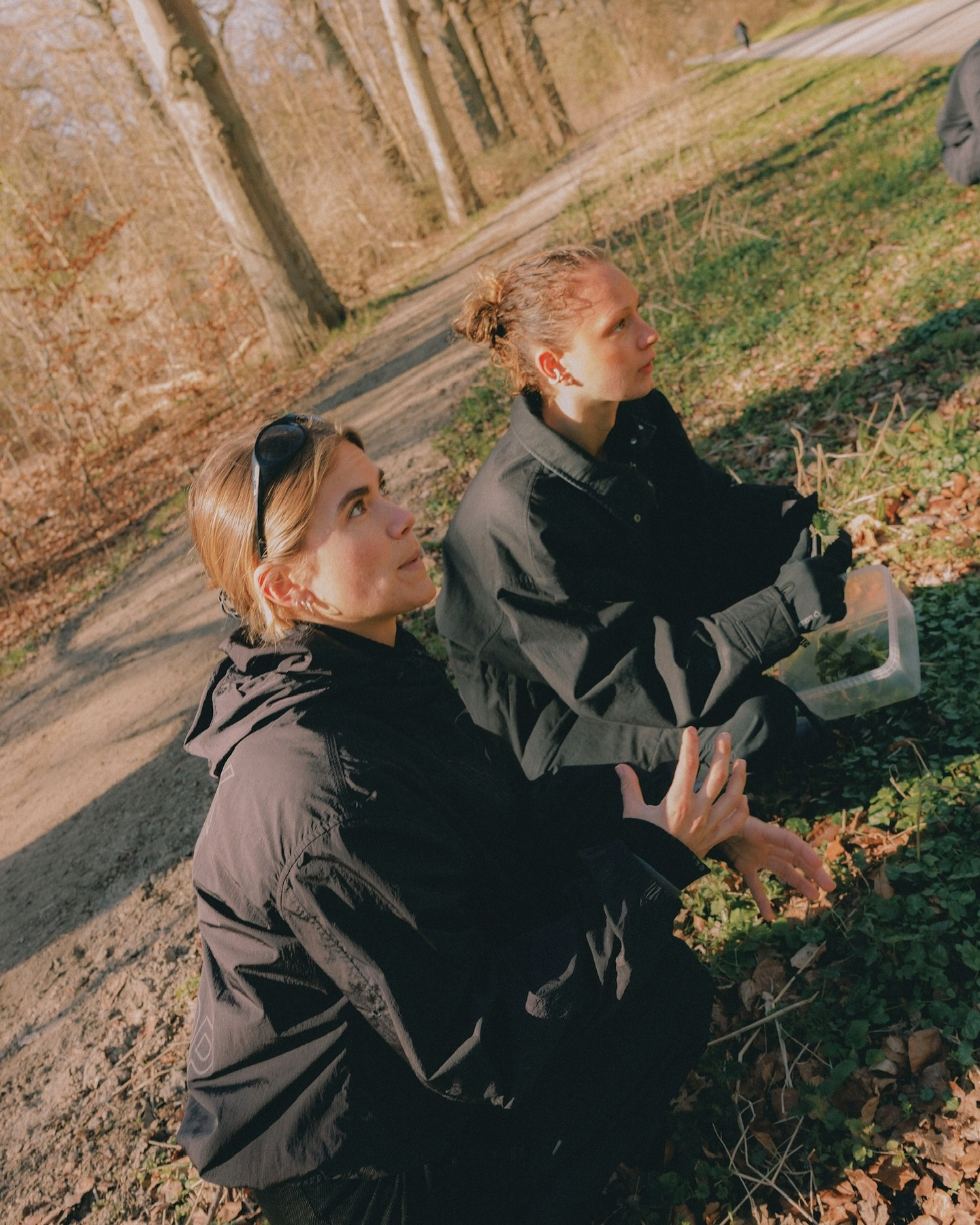 FORAGING & LUNCH WORKSHOP IN NATURE, WITH OUR FRIENDS FROM @polyverofsweden & @hyldstudio 🌱

PHOTOS @oliviarohde  @olicoool