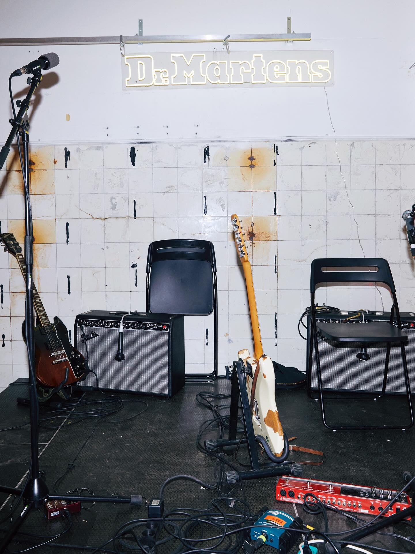 Dr. Martens ’Buzz World’ during CPHFW
On Monday evening, @drmartensofficial took over Copenhagen Fashion Week to debut its latest silhouette – the Buzz Hi boot.
At the immersive ’Buzz World’ pre-launch, guests got an exclusive first look while enjoying a live performance by @okay.kaya and DJ sets from @atu____sa & @malikamahmoud.
The Buzz Hi officially drops August 21 – stay tuned and stay on the buzz.
Guest management & coordination by 1026studio. || Photo: @themisspopo
!Copenhagen, Dennmark! @olicoool