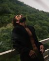 tem um tanto de coisas que moram num olhar fundo.
tem árvores de raizes bem longas,
tem pássaros que voam livres,
tem nuvens de algodão e também de tempestade,
tem respiro inteiro de um corpo vivo,
tem uma luz que arrepia no toque da pele
e sombras que dançam na parede.
tem um espelho que mostra bem quem sou eu que tiro a foto,
tem um rio que ora é reflexo, ora é movimento,
tem um buraco que leva pra dentro e pra fora e depois pra dentro de novo.
no olhar fundo,
aquele que só existe naquele milésimo de segundo,
moram todas
as coisas
que podem existir.
(fotos que fiz do @vitor_viana enquanto ele também me fotografava, ao longo de um dia todo, no casulito. em breve, volto aqui com o que ele viu).
!São Conrado - Rio De Janeiro!<br> @olivianachle