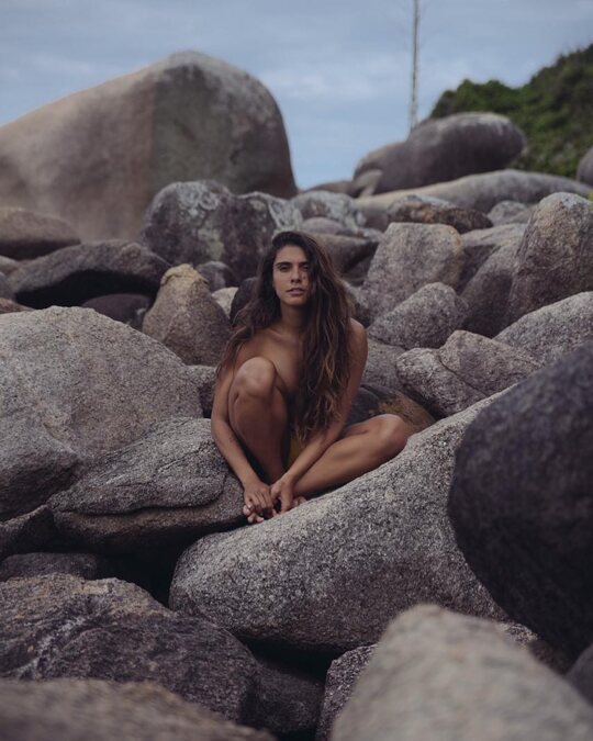 sigo cada dia mais inspirada por tantos seres de luz em volta. a Lari é um desses presentinhos que o universo me deu (e um obrigada profundo às redes sociais por facilitarem encontros). ela é uma mulher com uma força de mudança e de consciência altamente inspiradora -e simples. entre muitas coisas, a comida é uma das suas ferramentas pra chegar nesse lugar de conexão com esse corpo-tempo que habitamos e com a mãe Terra que também habitamos. ela acabou de lançar um curso online pra ressignificar a nossa relação com o que nos nutre, que é um aglomerado precioso de informação prática que ajuda a gente a se conectar e se compreender. tempos como esse abriram a porta pra gente sentir mais - aproveitemos essa oportunidade, é ela que vai nos permitir (co)criar um futuro positivo pra humanidade e pra esse planeta tão lindo e abundante. @olivianachle