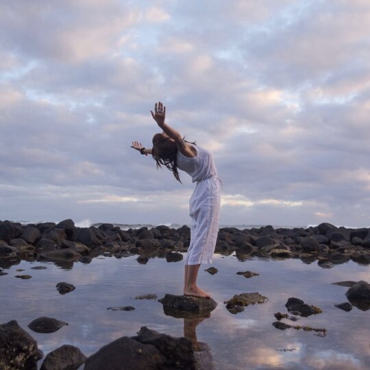 Keep your heart open, your head high and your spirit free. 
Embrace your darkness along with your light. ✨
Never mislead anyone, especially yourself. 
Have the courage to admit when you are wrong. 👏
Awaken to the brilliance of ordinary moments. 
See the goodness in the world, even when it seems so crazy. 🤯
Strive to be your best. 
Be bold...be grateful...be wild and gloriously free....
Be YOU ❤️

Yogi: @zoeelana / @lovenotestomooncats
📸 @olivianachle @olivianachle