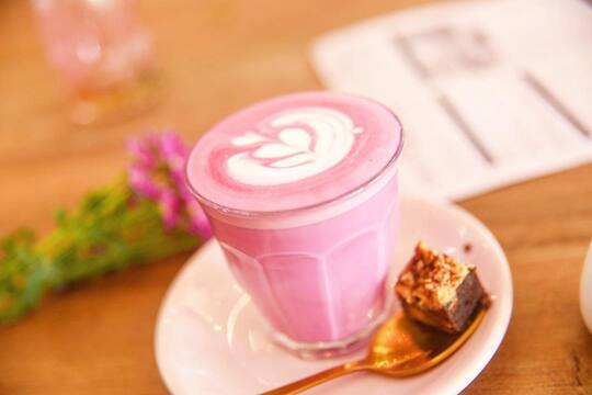 PrettyInPink 💖🌸Beetroot Late! With side of peanut butter brownie 😋
📸 @olivianachle ✨ @olivianachle