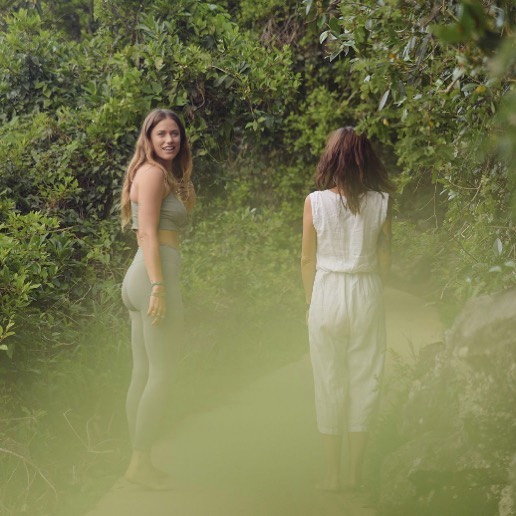 Every moment there are a million miracles happening around you: a flower blossoming 🌻 a bird tweeting 🐥 a bee humming 🐝 a raindrop falling 💧 a snowflake wafting along the clear evening air ❄️. 

There is magic everywhere 💫

If you learn how to live it, life is nothing short of a daily miracle ♡︎♡︎♡︎

Yogis: @karaleereed_yoga & @zoeelana @olivianachle