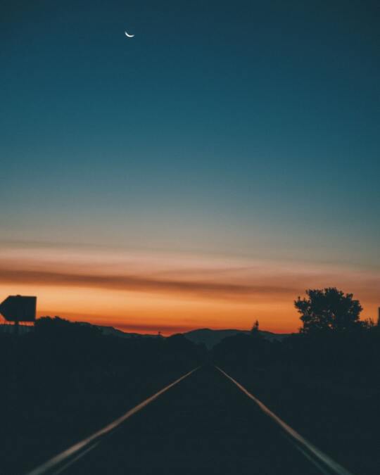 que é o tempo? 
tempo é agora. é eternidade de segundo que se perde no meio desse todo tão infinito, tão cheio do que já foi, tão vazio do que tá por vir. é o poder de sentir. de estar. de ser. 
é sussurro no canto do ouvido: você tá aqui e agora? 
não tem espaço pra viver metade. pra sentir metade. viver inteiro é entender como apreciar o tempo.
.

what's time? 
time is now. it is the eternity of seconds that loses itself in the middle of all the infinite, which is so full of what has already been and so empty of what's to come. it is the power of feeling and being. 
it's a whisper in the corner of your ears: are you right here right now? 
there's just no space for living half or for feeling half.
living fully is understanding how to appreciate time. @olivianachle
