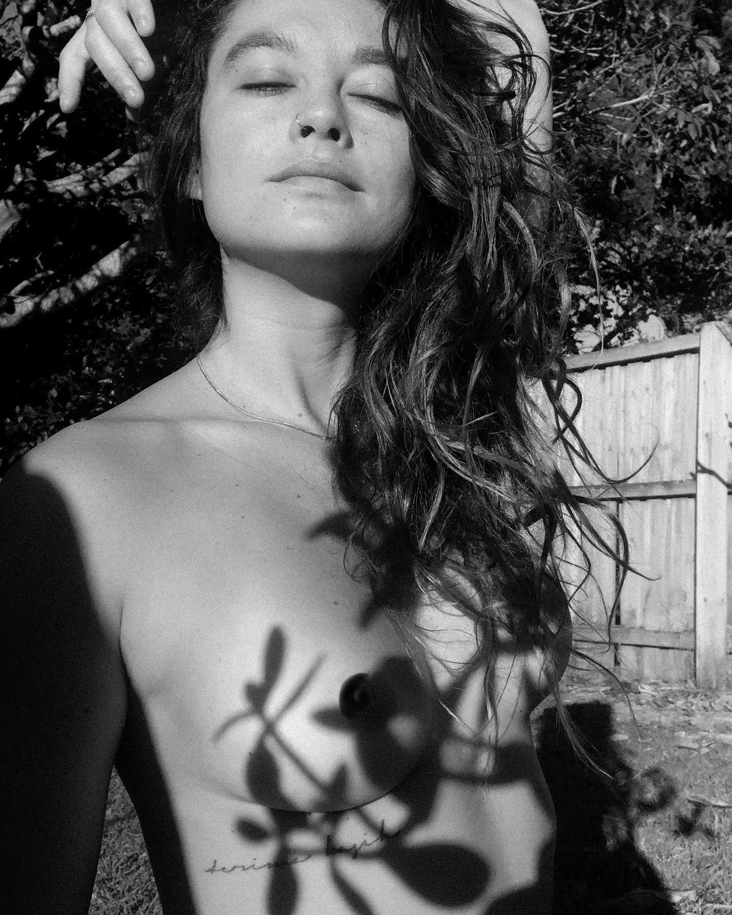 tenho lido, falado e aprendido muito sobre sombras. foi a fotografia que me impulsionou a olhar com mais detalhe pra elas, mas o mergulho foi mais fundo do que só o que os olhos enxergam. e a percepção maior é a de que tenho várias sombrinhas e sombronas aqui dentro, que se manifestam em várias situações, em várias intensidades e formas. meu exercício e desafio atual é a de lidar diferente quando eu sinto elas emergindo. tenho tentado compreender e aceitar que elas existem e sempre existiram por motivos que talvez eu desconheça, que posso deixar elas estarem aí, mas que tenho a capacidade de não me render a elas. porque elas são uma parte de mim, mas não são eu toda. 
aceitar minhas sombritchas. compreender que todos as temos. 
acredito de verdade que a gente permitiu que o planeta terra chegasse nesse ponto de desequilíbrio que chegou por não olharmos e abraçarmos nossa sombras -individual e coletivamente.
mas dá pra ressignificar isso. tá tudo bem sentir esses sentimentos renegados. em vez de reprimir, aceita eles. e daí tu vai enxergar a luz que tá causando eles. .
.

i have been reading, speaking and learning a lot about shadows. photography inspired me to do so but the dive has been deeper than what the eyes can see. my biggest perception is that I have many little and big shadows and they manifest in different situations, intensities and shapes. my actual exercise has been to deal differently from what I am used to when I feel they emerging. I have been trying to understand and accept that they exist and have been existing for reason that I may not even remember, that I can allow them to be there, and that I have the capability to not surrender and become them. because they are part of myself, but they are not my whole. 
accepting our little fellow shadows. we all have them.
i truly believe that we, as humanity, have allowed the Earth to get to this unbalance because we didn’t see and hug our shadows. lets give new meaning to this. it is ok to feel them. instead of repressing, accept them. and then we will be able to see the light that is causing them. @olivianachle