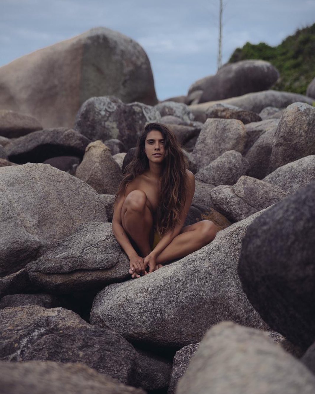 sigo cada dia mais inspirada por tantos seres de luz em volta. a Lari é um desses presentinhos que o universo me deu (e um obrigada profundo às redes sociais por facilitarem encontros). ela é uma mulher com uma força de mudança e de consciência altamente inspiradora -e simples. entre muitas coisas, a comida é uma das suas ferramentas pra chegar nesse lugar de conexão com esse corpo-tempo que habitamos e com a mãe Terra que também habitamos. ela acabou de lançar um curso online pra ressignificar a nossa relação com o que nos nutre, que é um aglomerado precioso de informação prática que ajuda a gente a se conectar e se compreender. tempos como esse abriram a porta pra gente sentir mais - aproveitemos essa oportunidade, é ela que vai nos permitir (co)criar um futuro positivo pra humanidade e pra esse planeta tão lindo e abundante. @olivianachle