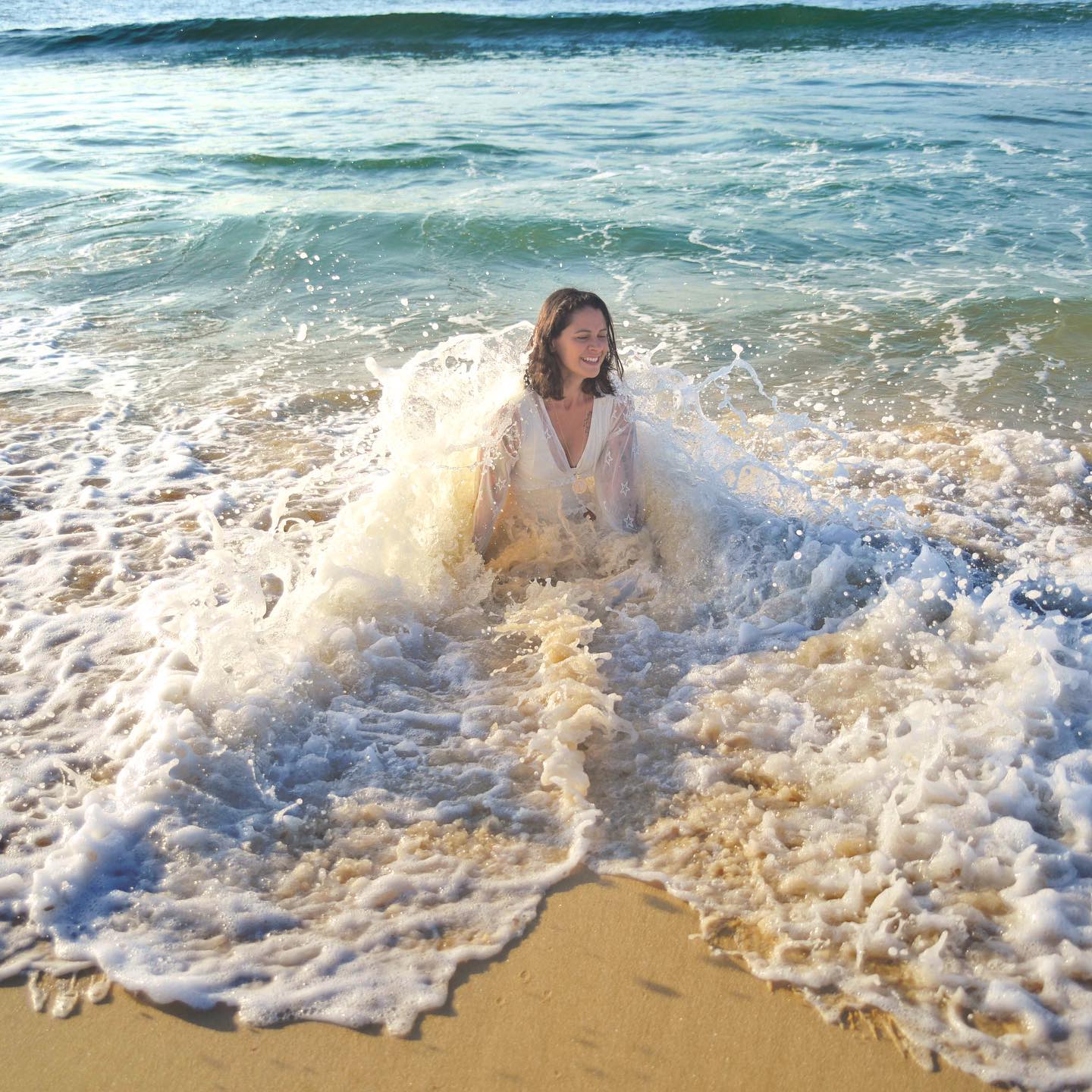 POR TRAZ DO PROFISSIONAL QUE TE SERVE…

Sabe aquela ligação indesejada de telemarketing que você odeia (e eu também)… ou

O professor que te dá uma aula que você acha meia boca pelo que pagou… ou

A pessoa que trabalha na sua casa, limpando, cozinhando, que esqueceu de tirar o lixo… ou

O porteiro que não lembrou de entregar a sua encomenda… ou

O artista famoso, que não quis tirar foto ou simplesmente não sorriu na foto que você tanto insistiu em tirar... São pessoas como você, com sonhos, medos, decepções, se reinventando, se adaptando, construindo ou reconstruindo sua vida. São pessoas fazendo o que tem que fazer para receber seu salário e arcar com suas experiências (comida, aluguel, estudos, etc). Sano pessoas que tem problemas na família que tira o sono, e ainda assim precisas trabalhar.

Se quiser saber mais sobre isso, te convido a escutar o episódio #28 do @valordaessencia e exercer sua paciência e compaixão em relação a quem te serve.

Aproveito para pedir desculpas a todos os operadores de telemarketing por todas as vezes que desliguei na sua cara… ou ao último atendente das ligações onde fui repassada repetindo meu CPF e a bomba estourou na sua mão… meu sincero perdão.

Nem todo artista vai ser simpático, nem todo prof de yoga vai ser zen, nem todo professor vai saber a resposta... Você já deu chilique com alguém? Ou já deram com você num dia que vc não estava bem? Compartilha aqui! 📸 @olivianachle @olivianachle