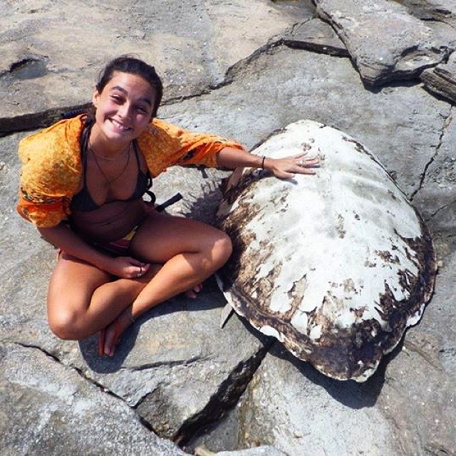 deixando o casco de lado pra sentir o sol do Ceará
#tbt #jeri #tartarugagigante @olivianachle