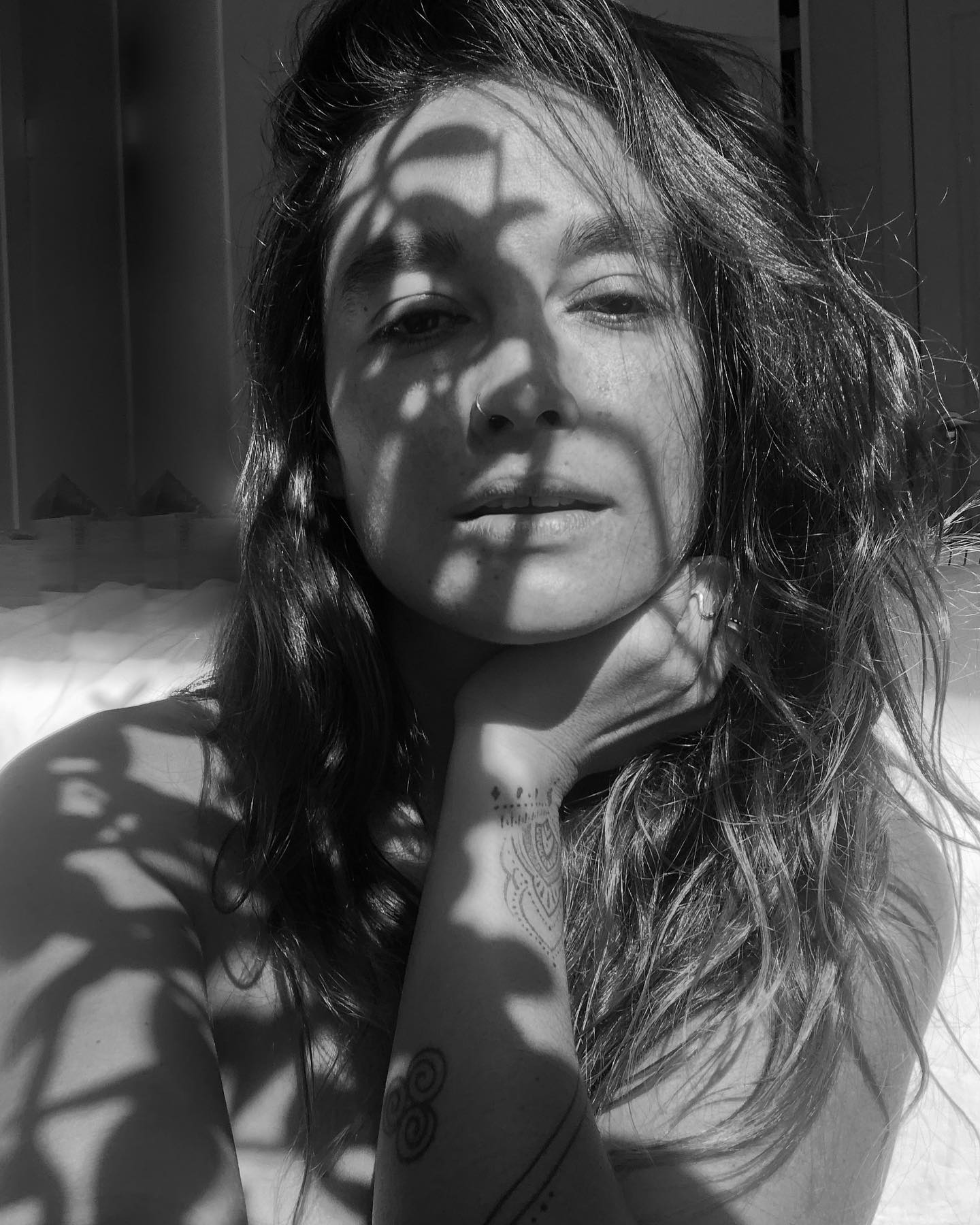 luz, sombras e olhos que dizem um tanto.
me olhar nas fotos que tiro de mim mesma tem sido desafiador e tem revelado um monte. desafio foi aceito e continuamos na busca por aceitar e amar esse corpitcho templo que me faz ser aqui e agora :)
.
.
light, shadows and eyes that reveals so much.
it’s been a challenge full of learnings to look at myself in photos that i take of myself. #challengeaccepted and we keep on this journey of accepting and loving each part of this body temple that makes me be right here and now. @olivianachle