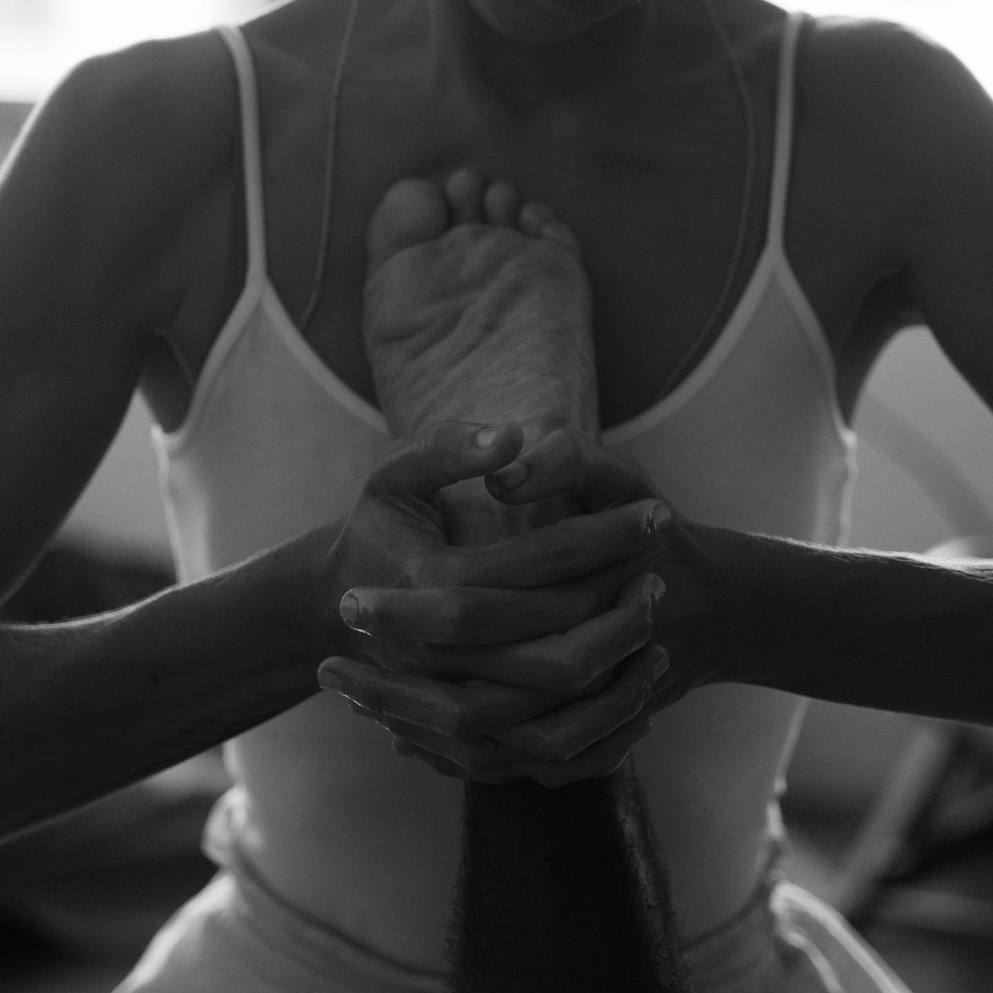 o Corpo é a Tecnologia • 

o sentir é funcionar • 
medicina é apropriação da individualidade dos próprios Movimentos • 

olhar• de @olivianachle do tocar• de um caminhar pela palma das mãos• nas plantas dos pés• 

encontros ~ a união de mundos sentidos** 

**sentidos presentes: tocar, enxergar, comunicar (silêncio, escuta e fala via movimento), nutrir, sentir, criar; sentido dá direção, caminho, construção; 

~ Tecnologia Corporal Intuitiva (TCI) ~ inteligência da autonomia ~ @olivianachle