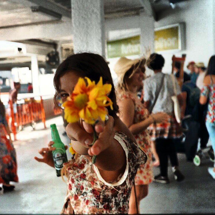 mãos ao alto! tiro de flor em quem denuncia foto de peito! 🌻 #35mm
📷: @pedrocunhapedro @olivianachle