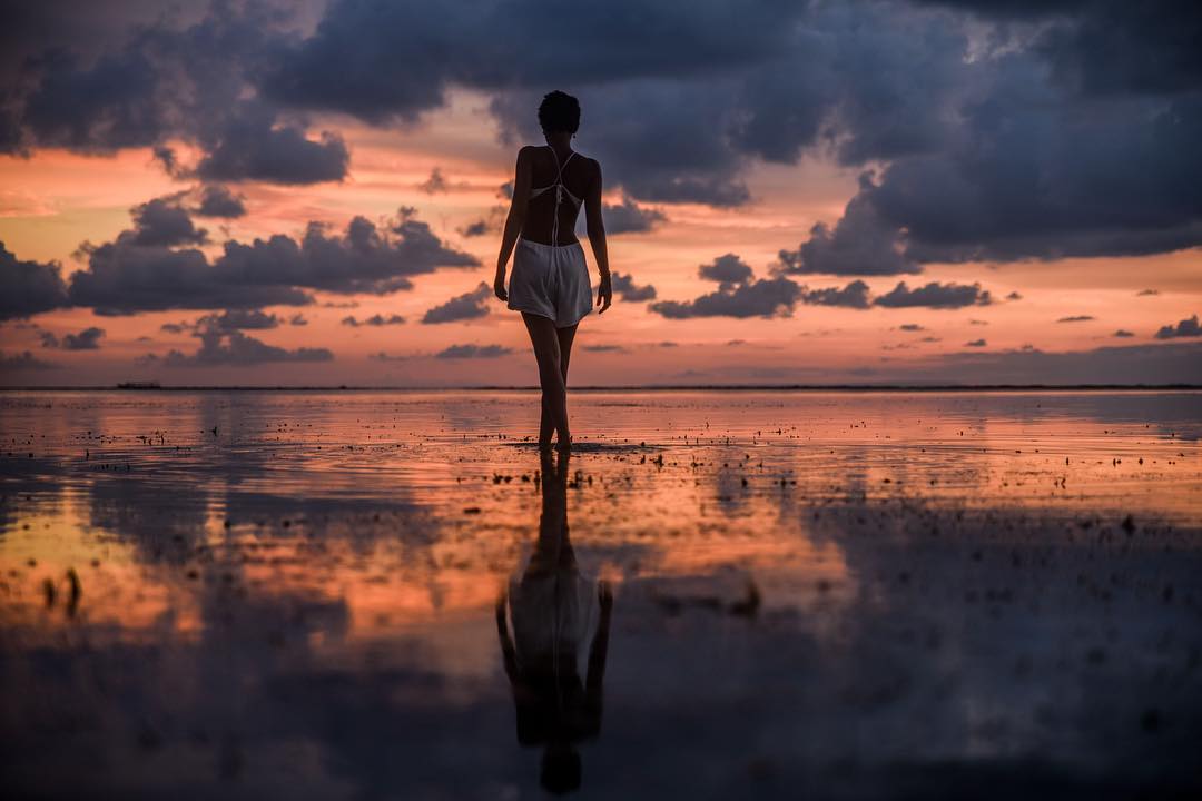 look to yourself: we are all parts of the same puzzle. when you let it flow, life brings the answers and the pieces find their parts 🌀 @olivianachle