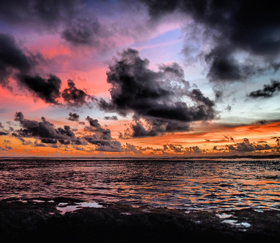 im not so sure about many things in life, but one I do: every single day sunsets are different and unique :) não tenho certeza sobre quase nada na vida, mas é fato que nenhum por do sol é igual ao outro ✨ @olivianachle