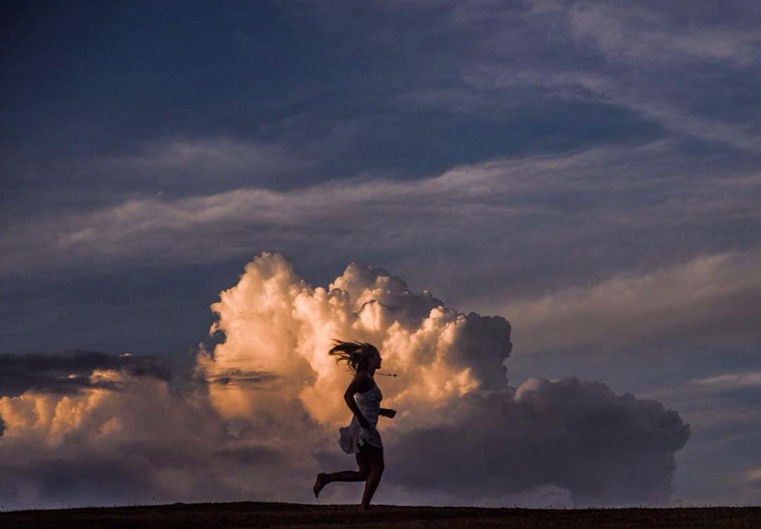 when feelings cannot fit inside, you run and you see yourself flying 🦋quando tem tanta coisa borbulhando do lado de dentro, correr é o mesmo que voar @olivianachle