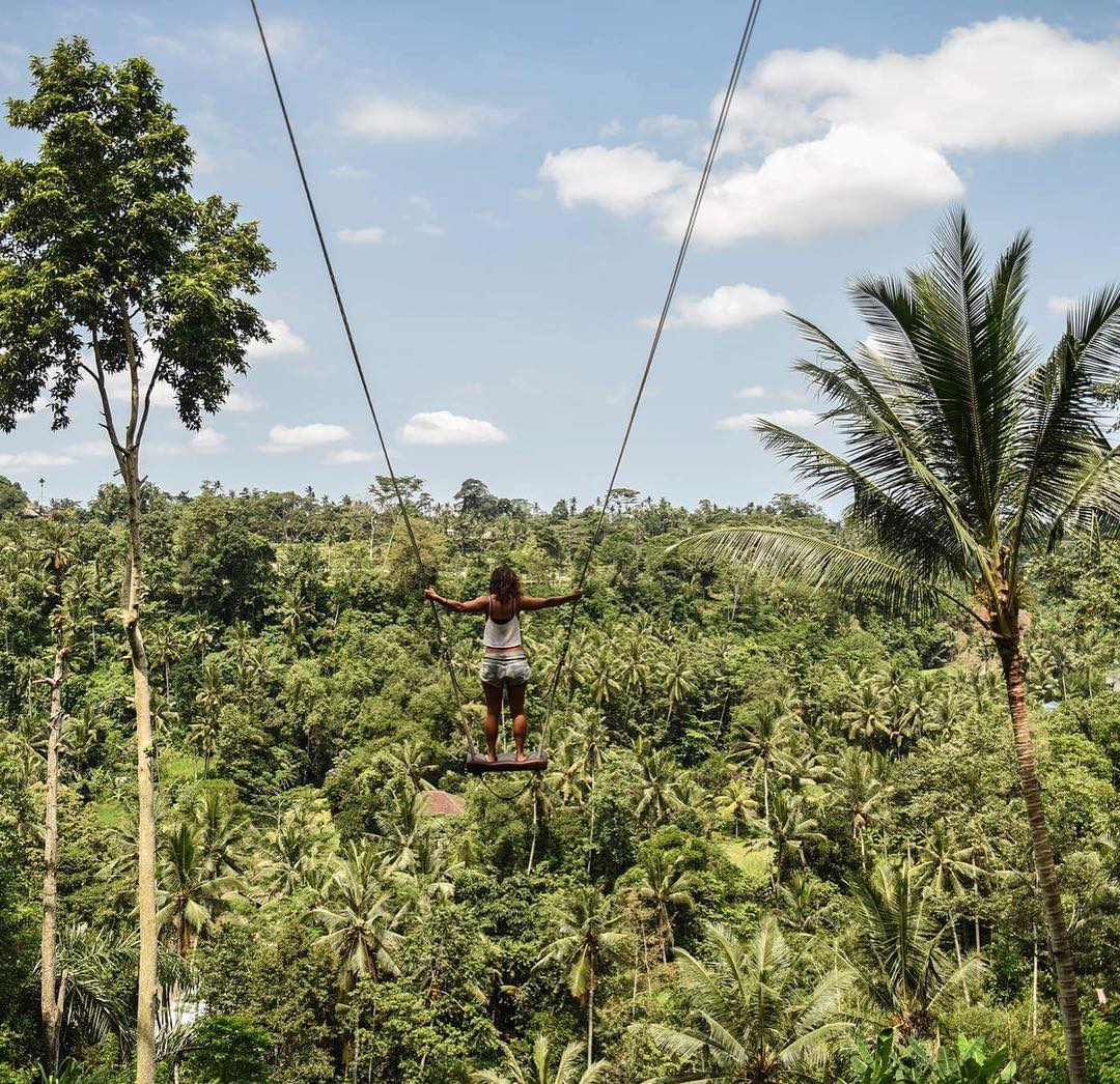 fazer aniversário em outro fuso faz a sensação grudar por mais tempo. tem dois dias que eu tô me sentindo igual nessa foto: voando. só tenho a agradecer ao universo por tanta gente especial no meu caminho. cada mensagem me arrancou arrepios e sorrisos e lágrimas e a certeza de que a vida só vale assim: junto. obrigada, obrigada, obrigada! explodindo de amor por aqui!
foto: @joelle707 @olivianachle