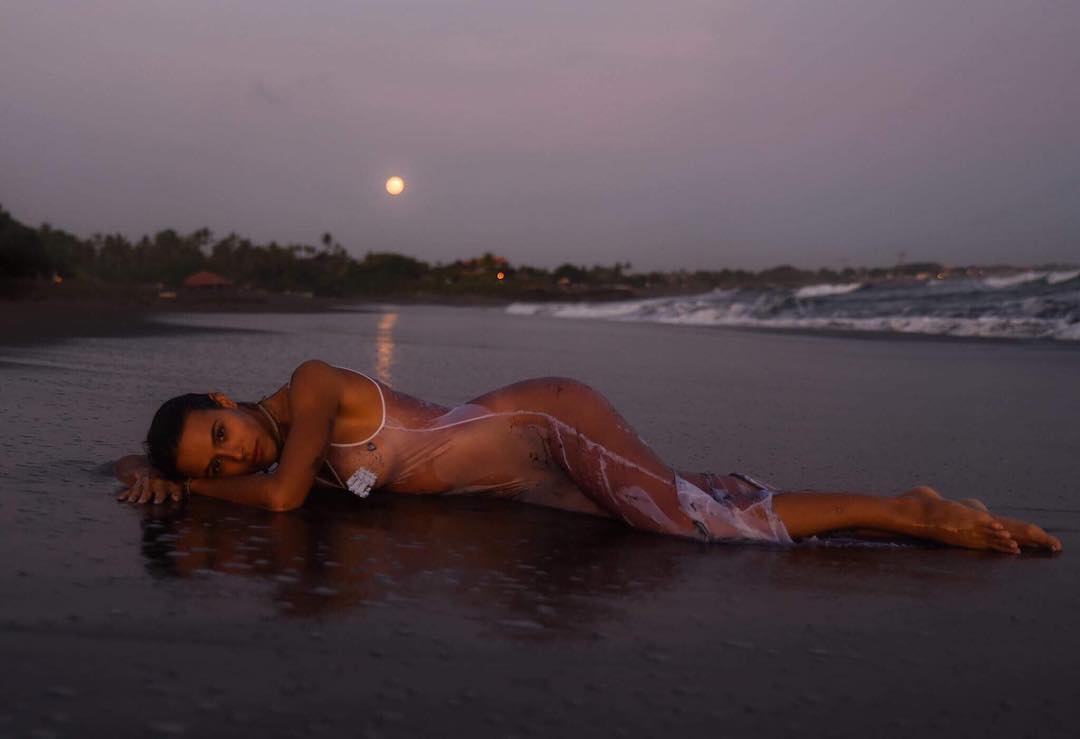 speechless, breathless and absolutely grateful ✨ 
sem palavras, sem ar e absolutamente grata! .
.
.
.
.
.
#fullmoon #luacheia #supermoon #superlua #bali #indonesia #beach @olivianachle