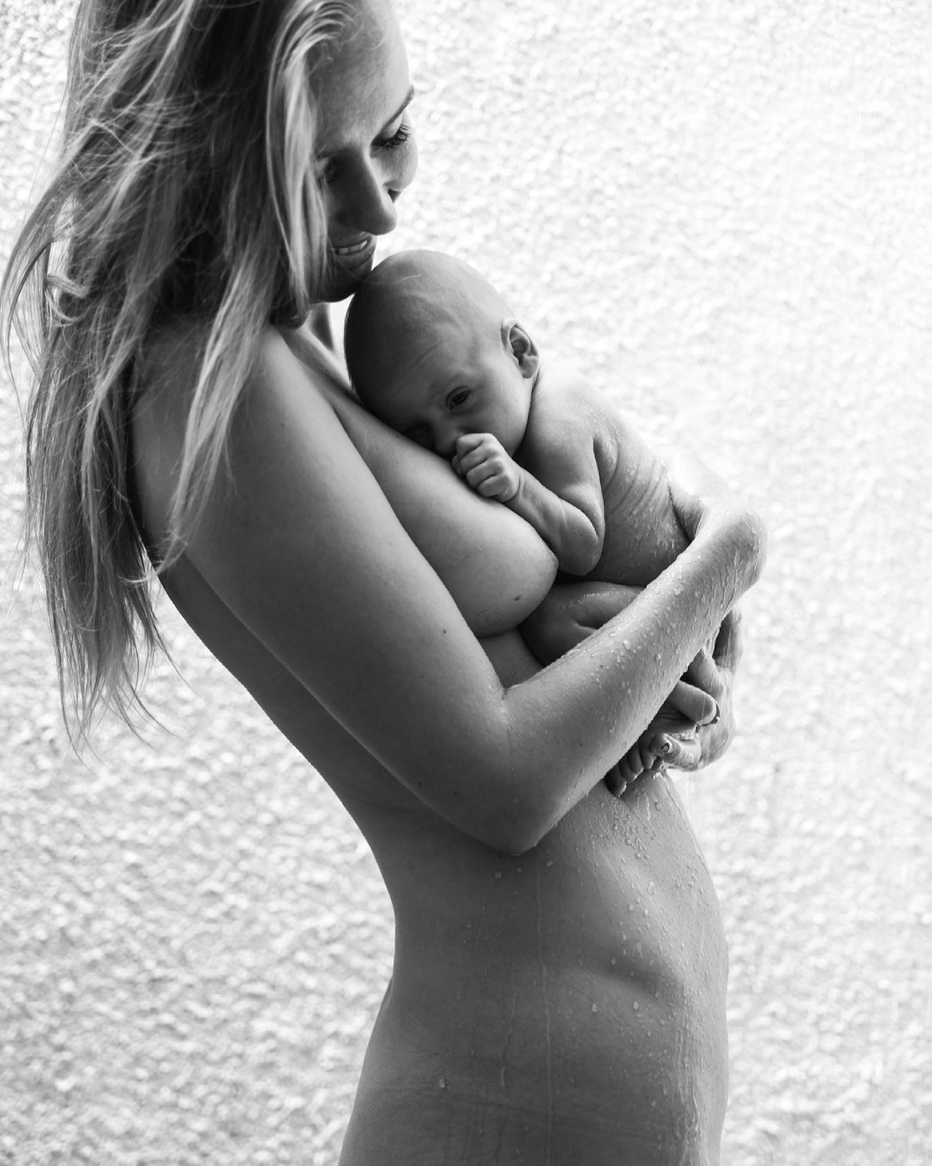 when i close my eyes, I can smell my mom’s scent. if i stay there, i can feel her touch in my back. from time to time, i look myself in the mirror (and even more in the selfie camera of my phone), and i see her. when the storm comes and i cocoon myself in my bed, i can feel her arms around me in her lap. 
mom’s lap. the. most. precious. feeling. 
i miss you, mami. there’s a whole ocean between us, but i feel you in each cell of my body. 

mommas of Byron and Goldie: let’s shoot? flick me a message :) 
. 
.
quando eu fecho meus olhos, eu sinto o cheio da minha mãe. se eu fico ali, consegui sentir teu toque fazendo cosquinha em minhas costas. quase todo dia, eu me olho no espelho (ou principalmente na câmera de selfie do meu celular) e eu vejo ela. quando a tempestade chega e eu me recolho no casulo da minha cama, sinto os braços dela me abraçando em seu colo. colo de mãe. a. coisa. mais. preciosa. que. existe. 
saudades que não cabem nesse corpo, mami. tem todo um oceano entre a gente, mas te sinto aqui em cada célula do meu corpo. @olivianachle