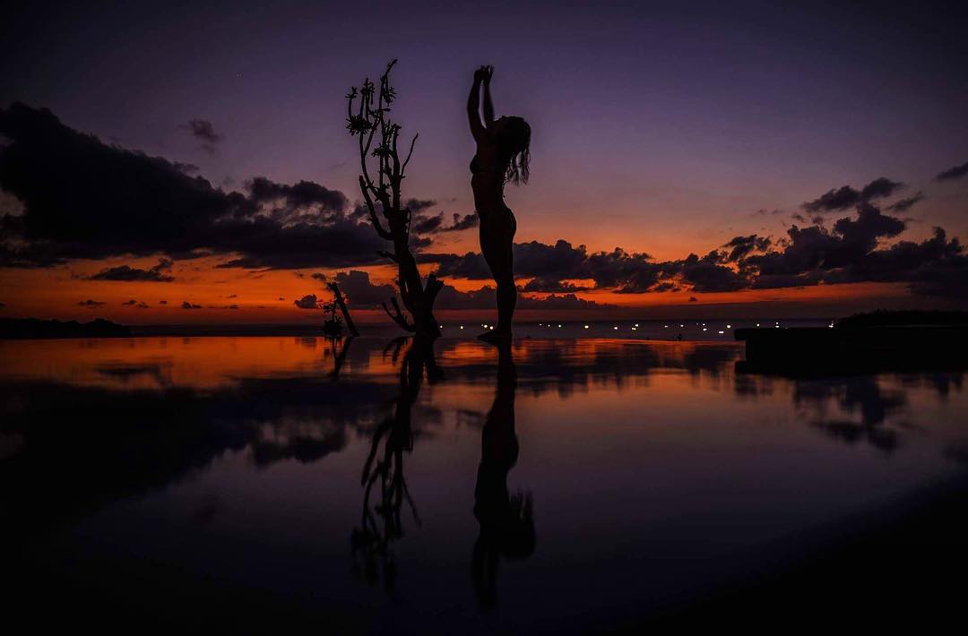 so many things inside, so many others that comes from the outside. how hard is it to balance all this influences to let yourself just BE?
......
tem tanta coisa do lado de dentro, tantas outras que vem de fora. quão difícil, fundamental e lindo é conseguir balancear todas essas influências pra simplesmente... SER?
#selfieportrait @olivianachle