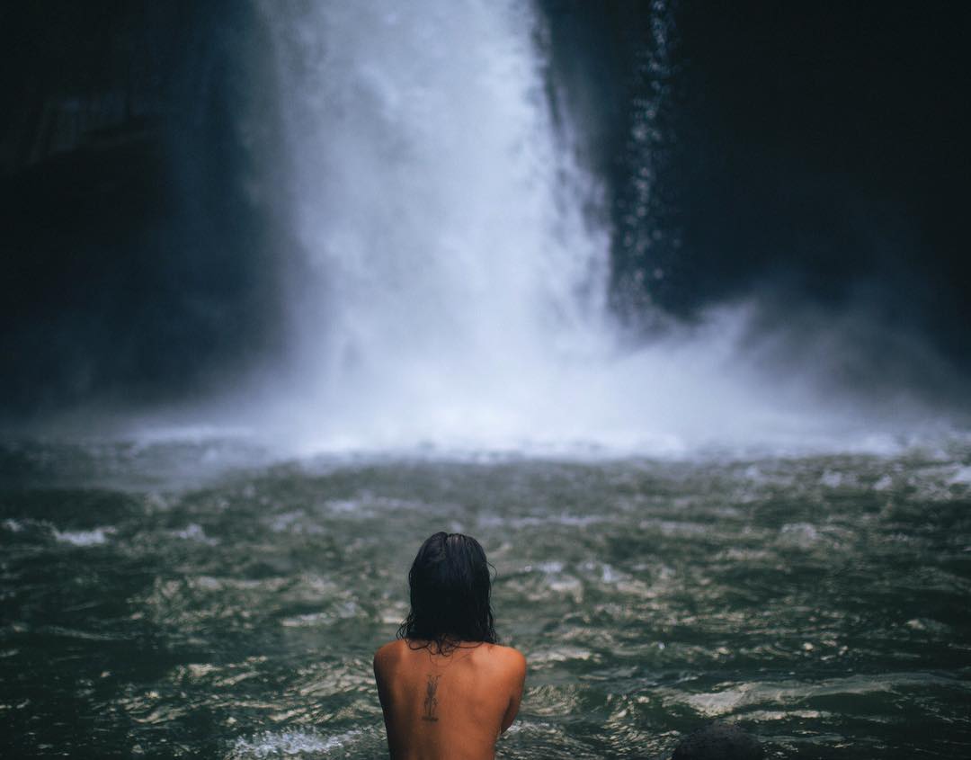 água em movimento é a mais pura fonte de energia 💚 
photo: @deanraphael @olivianachle