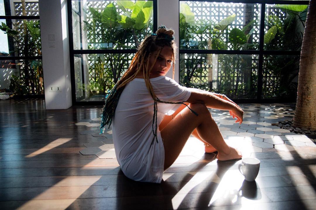 the morning light comes with that daily question: who do you want to be today?
.
manhãs são um convite diário pra se ser exatamente quem você quiser •••
@isabellasantoni musa na incrível @themandalahouse @olivianachle