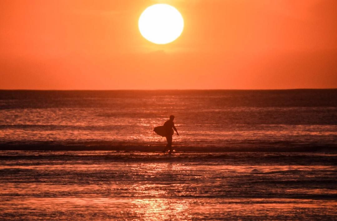 adorable cliches 🤙🏽
.
.
.
#travel #insta travel #wanderlust #travelphotography #goodlife #exploring #adventure #landscape #lookout #picoftheday #ocean #balivibes #bali #islandofgods #indonesia #islandlife #sunset #sun #sunlight #pordosol #orange #binginbeach #surf #bunginsurf #surfer @olivianachle