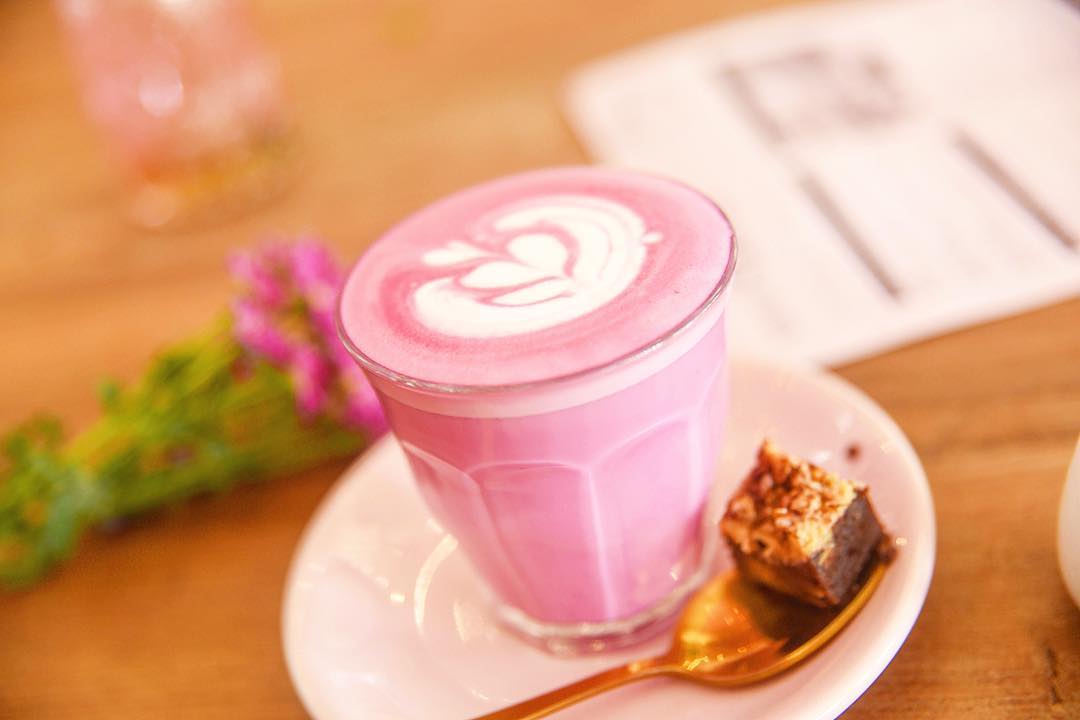 PrettyInPink 💖🌸Beetroot Late! With side of peanut butter brownie 😋
📸 @olivianachle ✨ @olivianachle