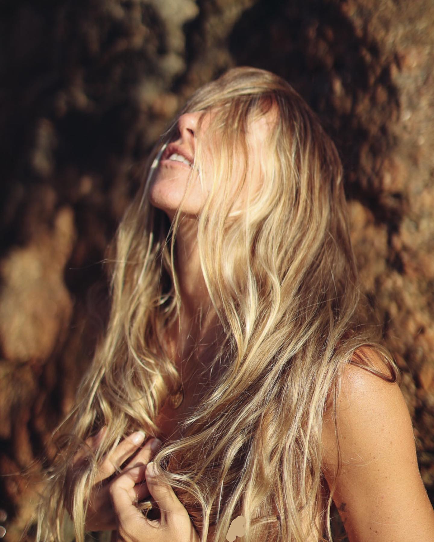 luz de ouro,
peito aberto,
purpurinas na barriga.
sentir a vida pulsando dentro &eacute; bom demais. eu s&oacute; agrade&ccedil;o.
.
.
golden light,
open chest,
dancing sparkles inside the belly.
that feeling of the vibrant life in my cells is such a precious thing. i am thankful :)
 @renatafdiehl
!Rio de Janeiro, Rio de Janeiro!
  @olivianachle