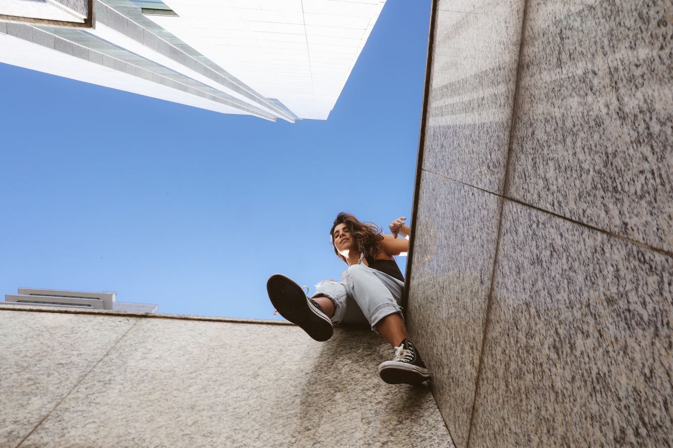 eu e Bia nos conhecemos na Austr&aacute;lia, l&aacute; em Byron Bay, cidadezinha pequenina da costa leste. l&aacute;, a gente escuta as folhas se mexerem nas &aacute;rvores, o vento que vem do mar sussurra coisas no ouvido o tempo todo, l&aacute; n&atilde;o tem farol de tr&acirc;nsito, nem pr&eacute;dios, nem tr&aacute;fego cinza. &eacute; uma sensa&ccedil;&atilde;o boa, leve.
e tem tamb&eacute;m um qu&ecirc; de que falta alguma coisa. falta um impulso, um tempero, um cheiro, falta essa lembran&ccedil;a di&aacute;ria de que a vida pode ser tantas realidades diferentes.
S&atilde;o Paulo, terra de onde Bia e eu somos, sempre esteve na minha lista de lugares que eu mais odiava. hoje, aos 32, tendo morado 21 anos da vida l&aacute;, aprendo a ressignificar minha rela&ccedil;&atilde;o com essa terra. a encontrar poesia nas esquinas, a enxergar beleza no horizonte torto formado por pr&eacute;dios, a me inspirar com as infinitas hist&oacute;rias das milhares de vidas que se cruzam nas grandes avenidas.
nessa m&uacute;sica em forma de poesia buzinada, come&ccedil;o a fazer as fazer com a terra da onde nasci.
.
.
Bia and I met in Byron Bay. there, in that little town on the east coast of Australia, we can hear the music made by the leaves of the trees, the wind that comes from the ocean whisper things in our ears everyday, there are no traffic lights, neither big buildings, neither a gray traffic. it is a good and light feeling.
but there are some things missing. an impulse, a different spice, diversity, the reminder that there are so many realities and different lives. S&atilde;o Paulo, where Bia and I were born, has been in my list of places that I hated the most for years. I lived 21 years of my life there and, today, with 32, I am starting to bring a new meaning to my relationship with this land. to find poetry in its corners, to find beauty in the non-linear building-made horizon, to find inspiration in so many infinite stories that so many million people carry there.
it&rsquo;s all about how we consciously choose to look at things. and slowly, i start to make peace with the land where i was born.

!S&atilde;o Paulo, Brazil!<br> @olivianachle